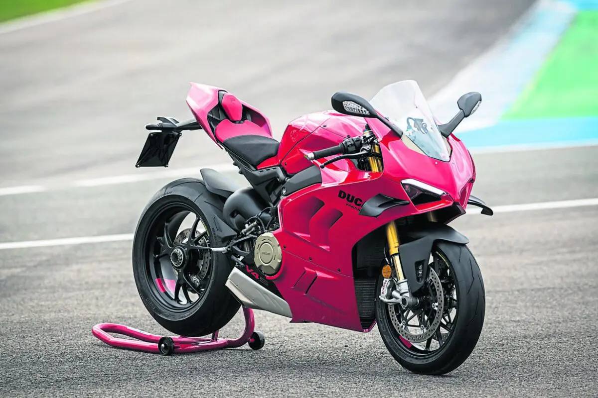 Ducati Panigale V4 на гоночному треку