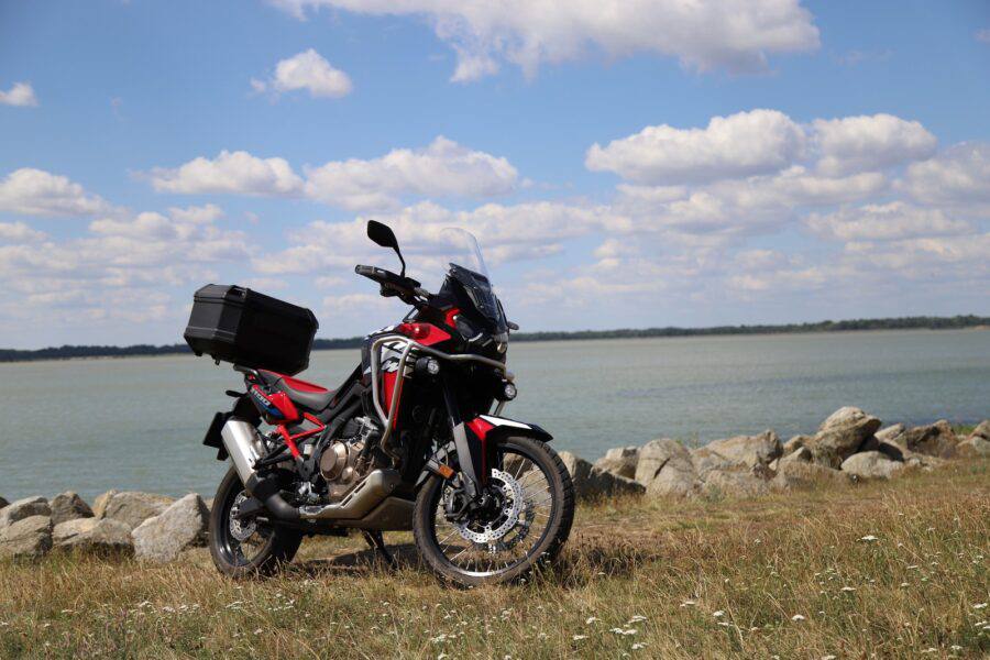 Honda CRF1100L Africa Twin на березі водойми
