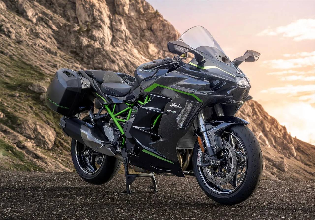 Kawasaki Ninja H2 SX у горах на заході сонця
